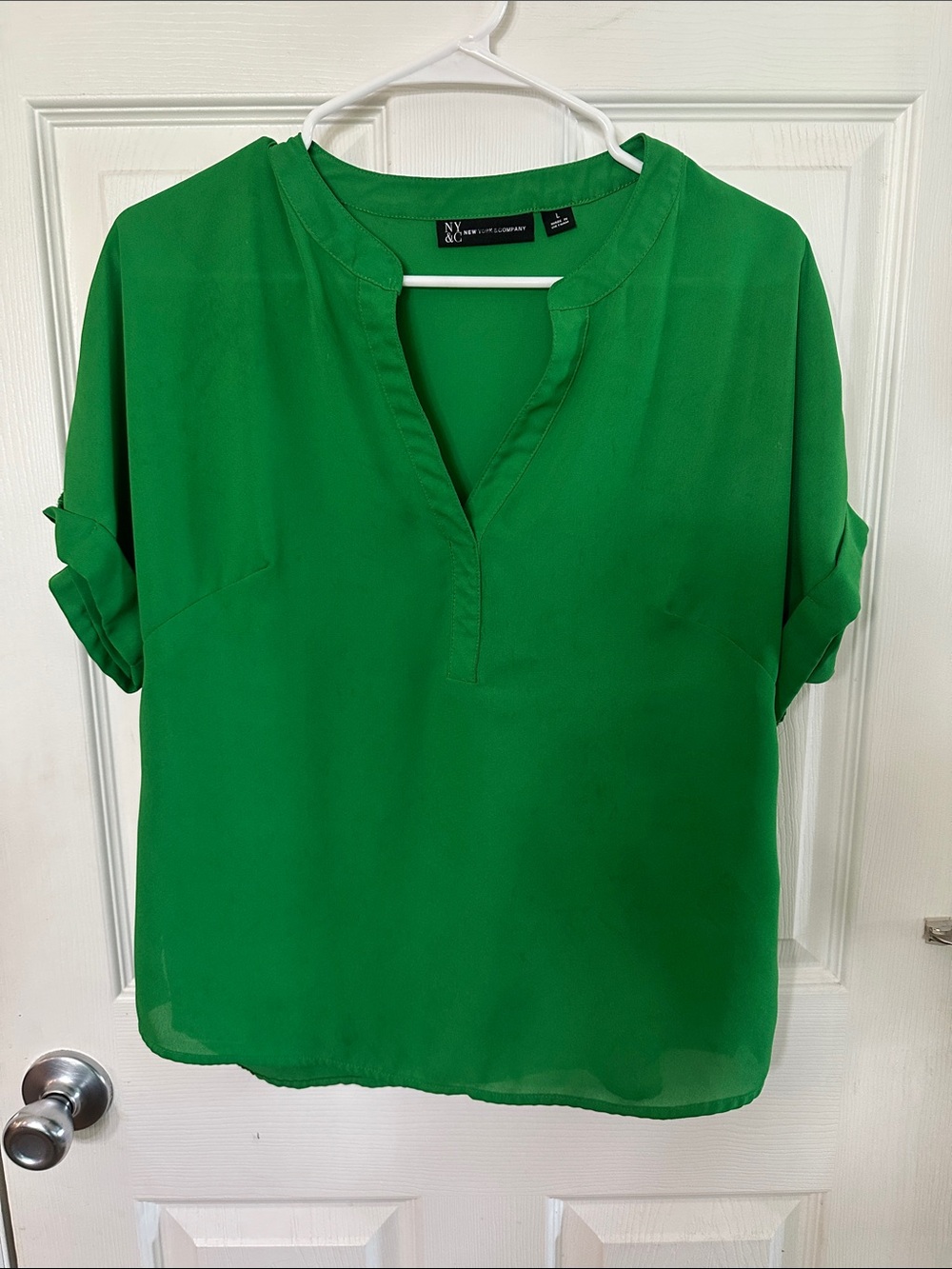 New York & Company Bright Green V-Neck Roll-Tab Short Sleeve Blouse